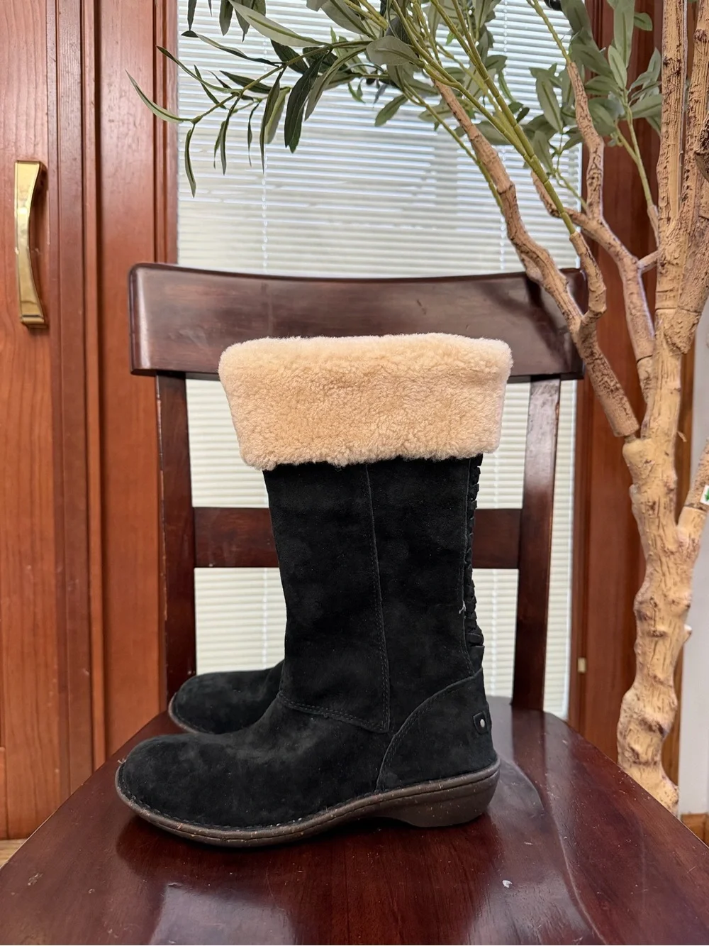 UGG Karyn Size 7 Side Zip Suede Sherpa Sheepskin Lining Boots Women's 1005449